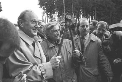 Jiří Dienstbier (vpravo) a Hans-Dietrich Genscher (vlevo) před symbolickým přestřižením hraničních drátů, foto: ČTK